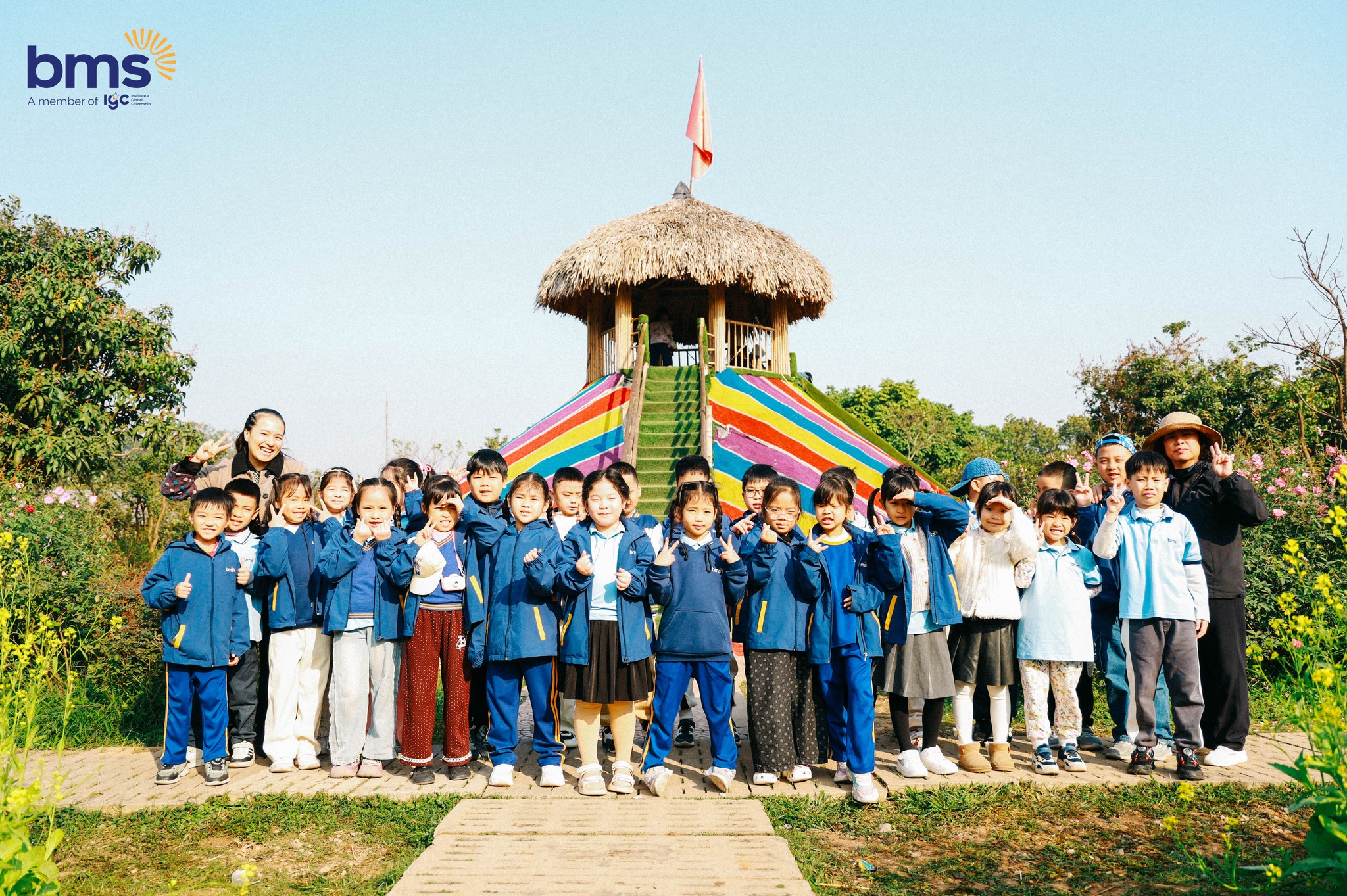 Theo chân BMSers khối 2 ghé thăm Công viên Cầu vồng Erahouse