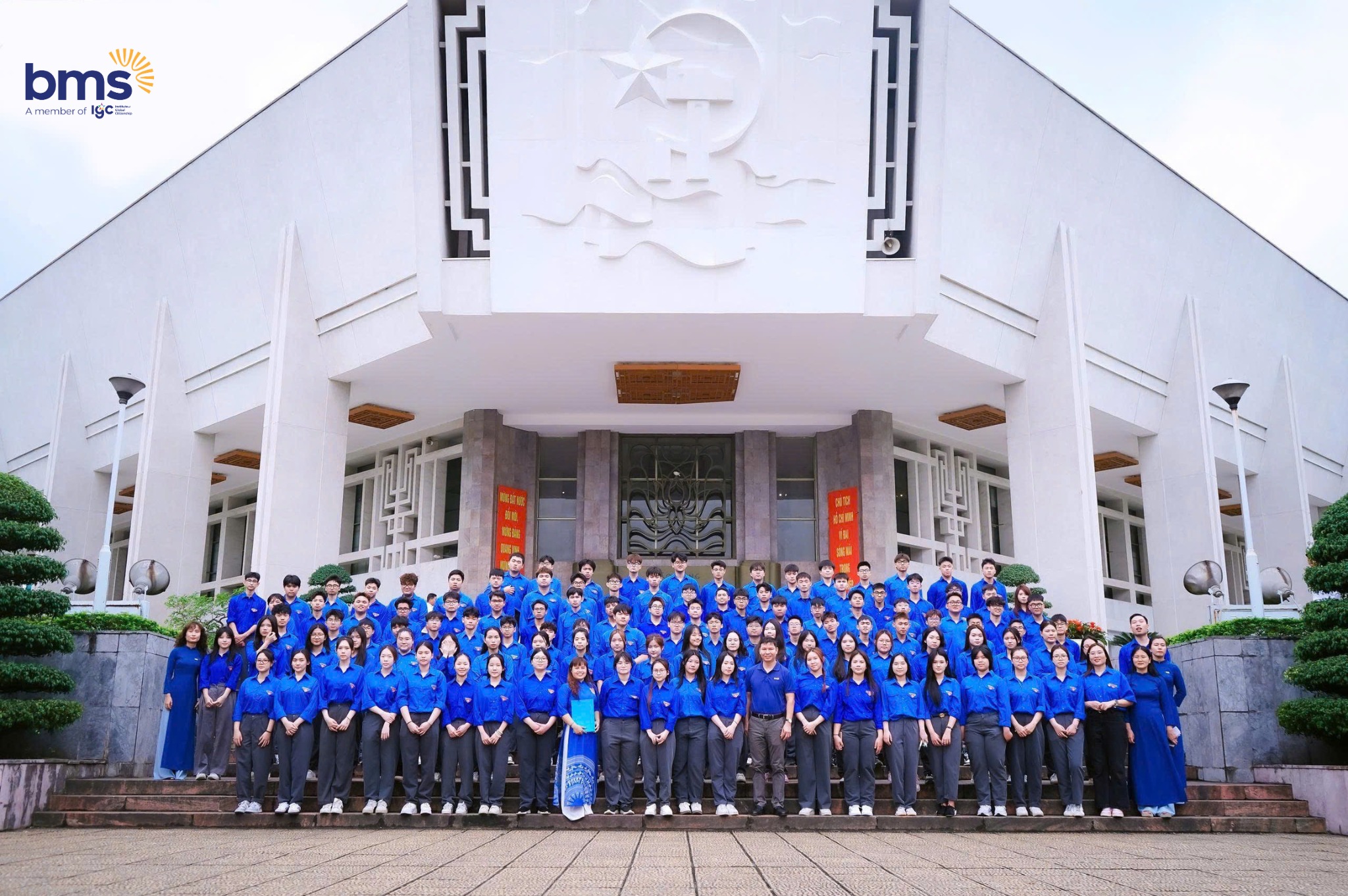 Đoàn viên trường THPT Ban mai "Sẵn sàng cống hiến - Tự tin trưởng thành"