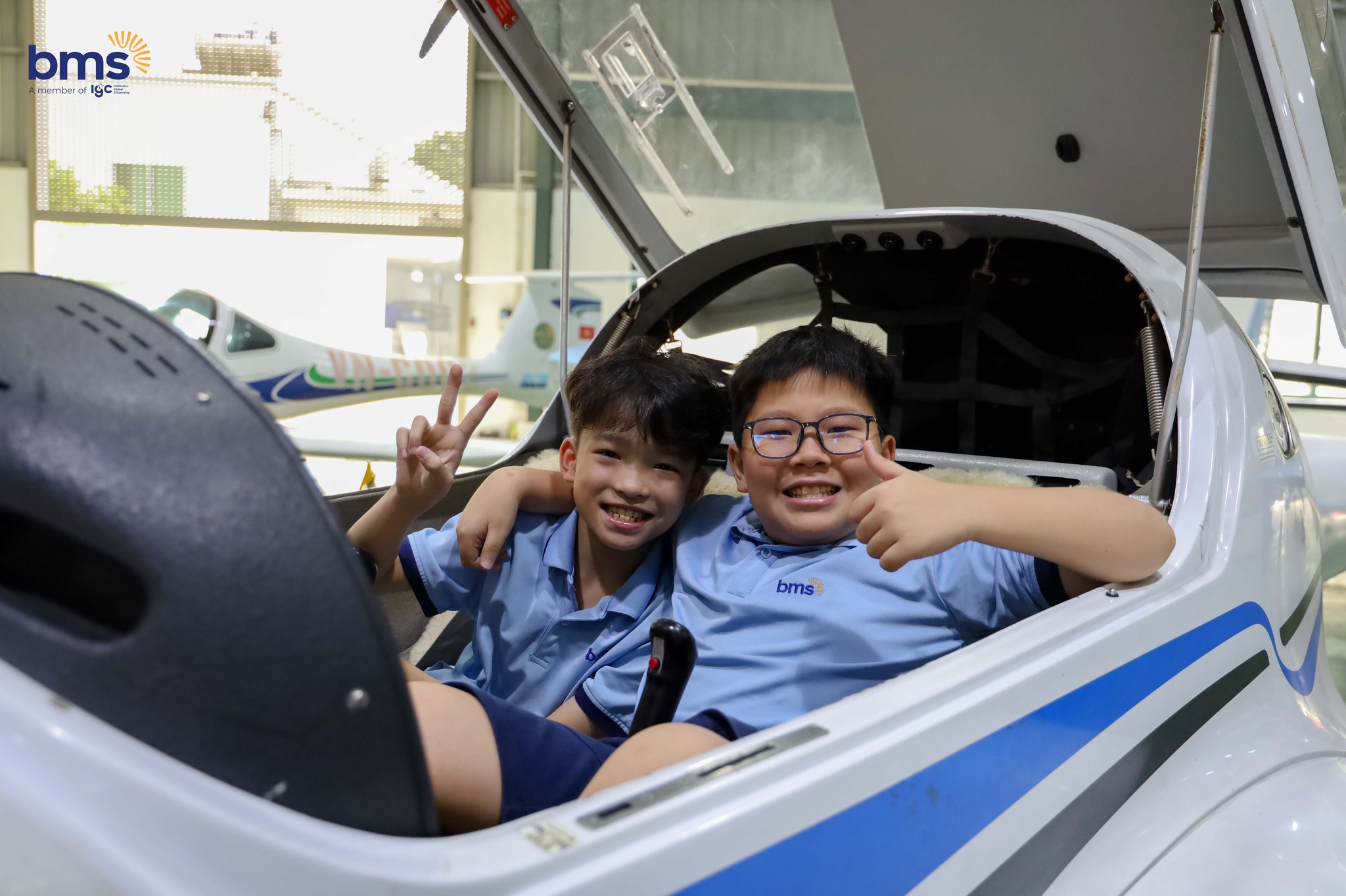 Hành trình khám phá bầu trời: BMSers tìm hiểu thế giới ngành hàng không tại AESC