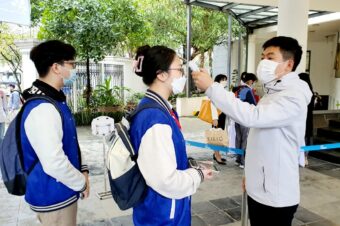 HỌC SINH TRƯỜNG THCS – THPT BAN MAI HÂN HOAN KHI QUAY TRỞ LẠI TRƯỜNG TRONG NGÀY ĐẦU NĂM MỚI