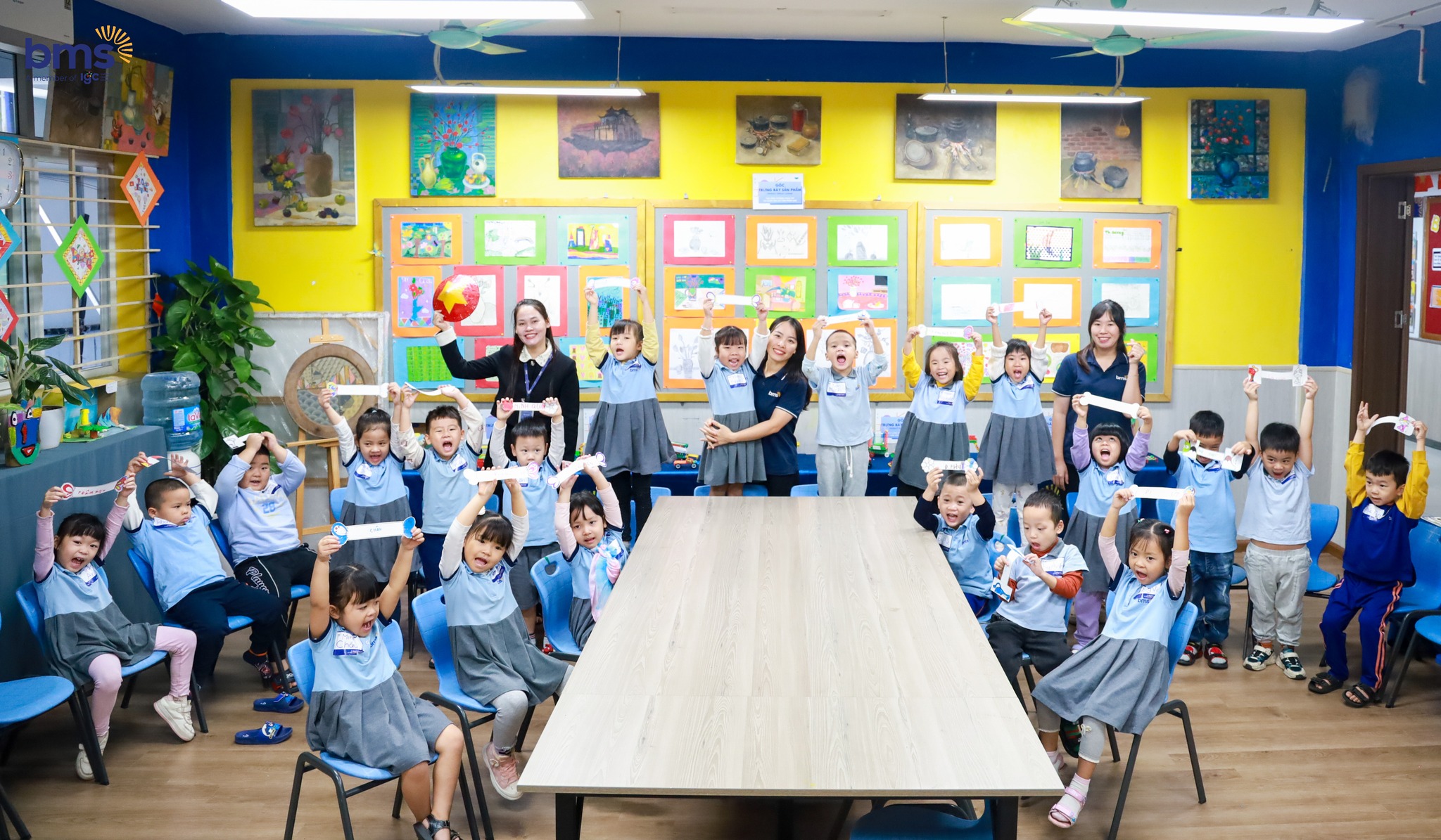 Chọn trường cho con vào lớp 1: Nên học trường công hay trường tư?