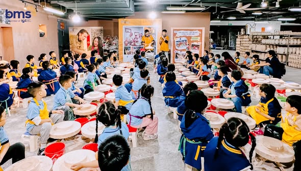 BMSers khối 1 khám phá làng gốm Bát Tràng - Hành trình "chạm" vào gốm Việt