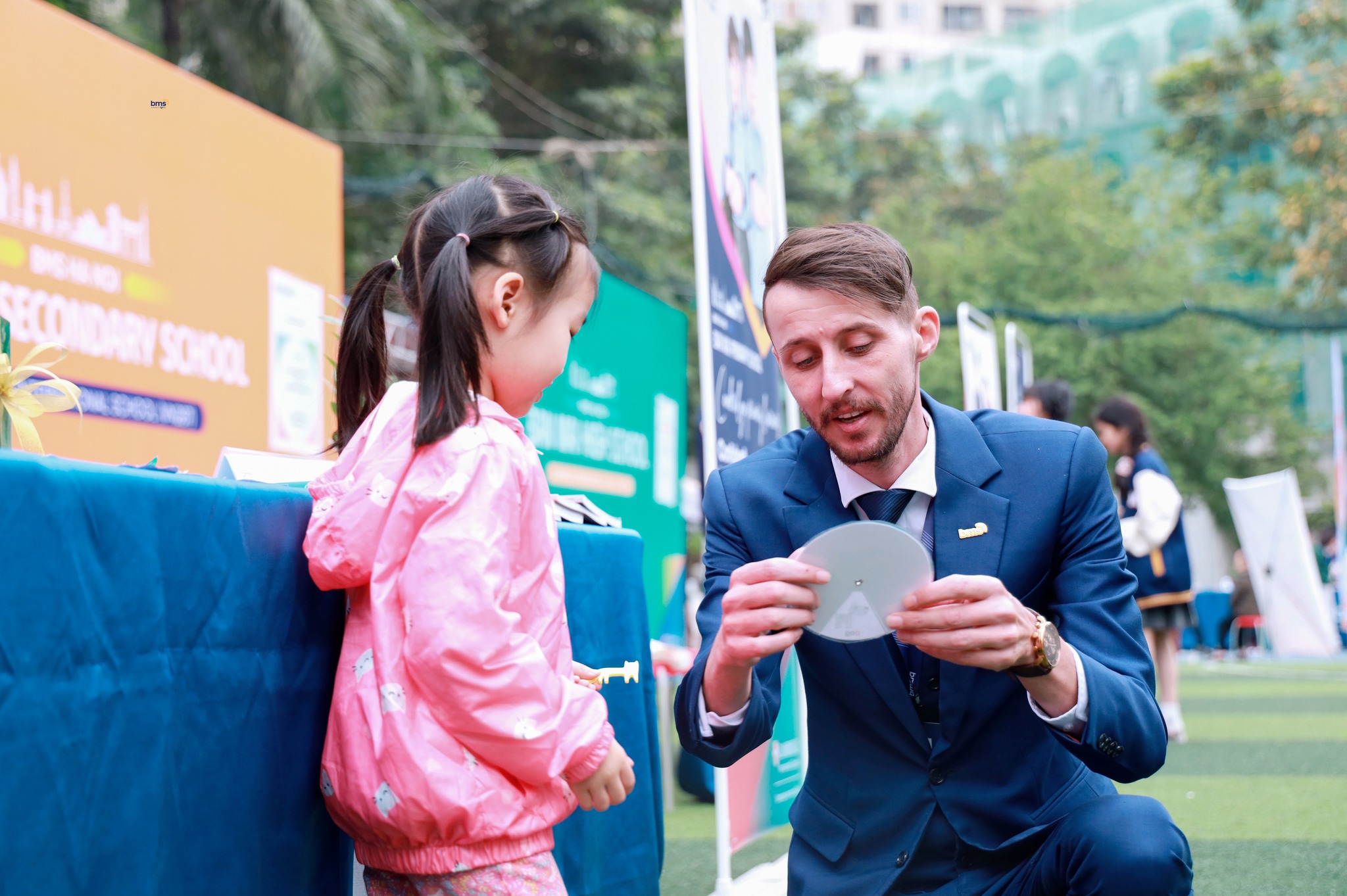 Xu hướng chọn trường song ngữ cho con của cha mẹ hiện đại